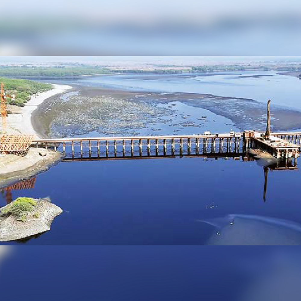 આભવા-ઉભરાટ કેબલ સ્ટ્રેઇડ બ્રિજ: 400 કરોડના પ્રોજેક્ટનું 30% કામ પૂર્ણ.