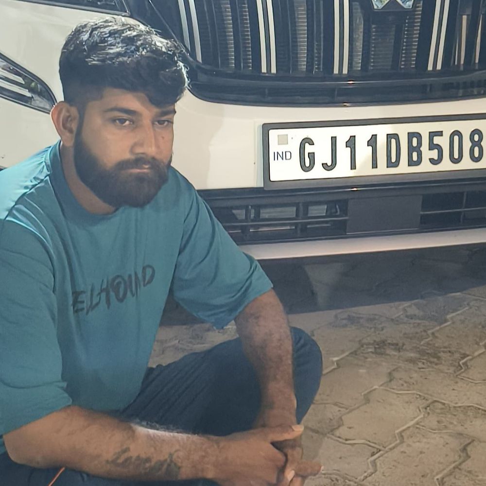 સોશિયલ મીડિયામાં સીન સપાટા કરવા યુવકને ભારે પડ્યા:ચોરવાડમાં કારના સ્ટેયરિંગ પરથી હાથ હટાવી રીલ બનાવી, પોલીસે યુવકને ઝડપી કાયદાનું ભાન કરાવ્યું