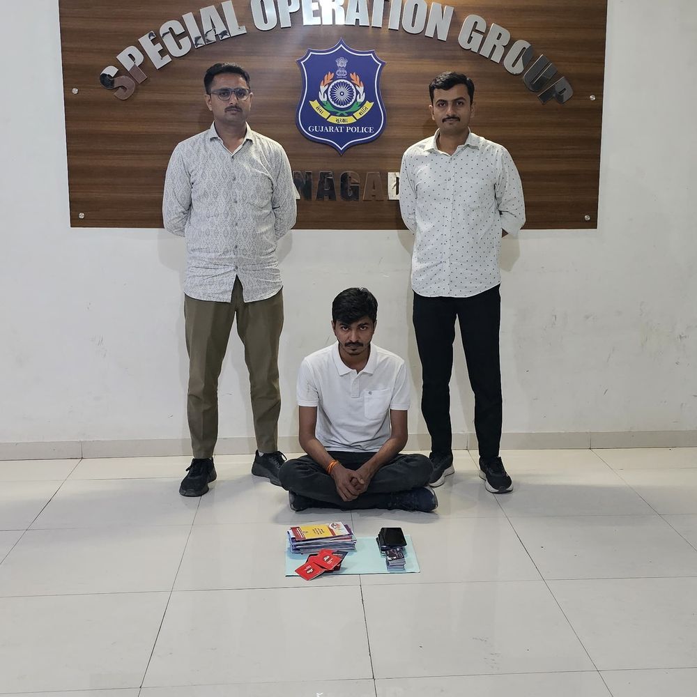 અમદાવાદથી સાયબર ક્રાઈમનો ફરાર આરોપી ઝડપાયો.:શીલ પોલીસ સ્ટેશનના સાયબર ક્રાઈમમાં 4 મહિનાથી નાસતો ફરાર કેવિન દેકીવાડીયા અમદાવાદથી ઝડપાયો; 25 પાસબુક, 43 ATM કાર્ડ અને 23 સીમકાર્ડ જપ્ત.