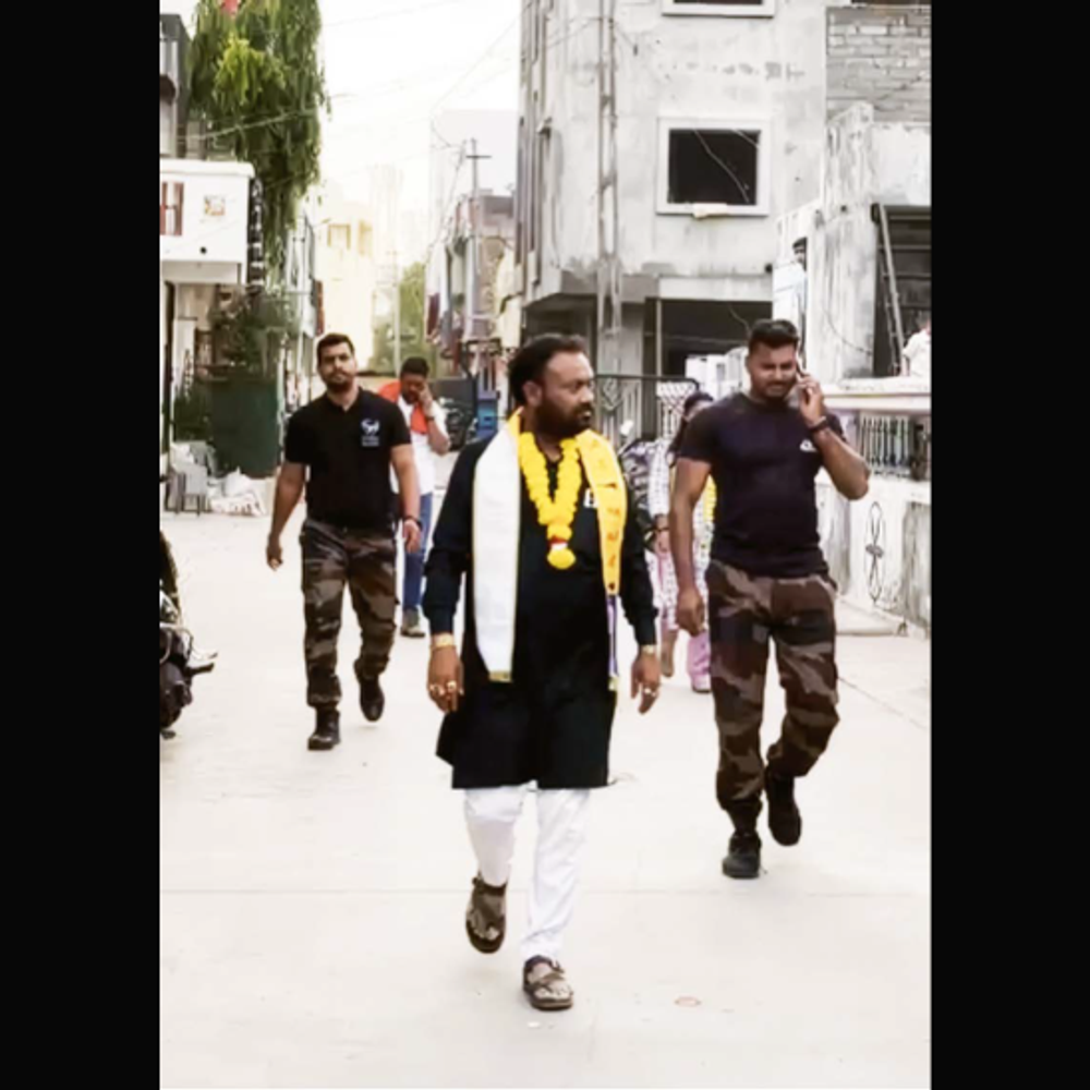 તમારા ઉમેદવારનો PROTECTION સાથે પ્રચાર: બાઉન્સરો સાથે 'આમ આદમી'.