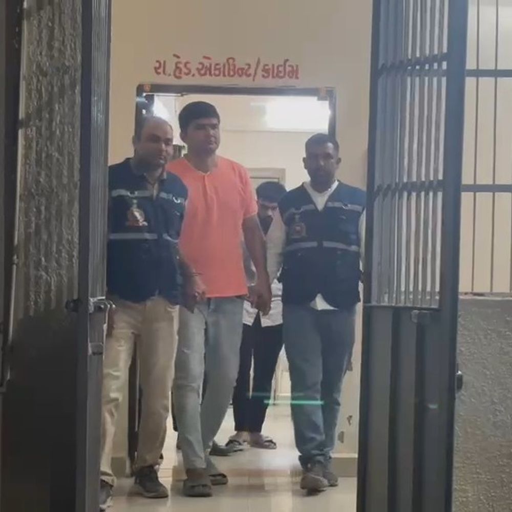 તલાટી અને VCE લાંચ લેતા ઝડપાયા:જોટાણાના હરસુંડલ ગ્રામ પંચાયતના બે શખસો 10 હજારની લાંચ લેતા એસીબીની જાળમાં ઝડપાયા