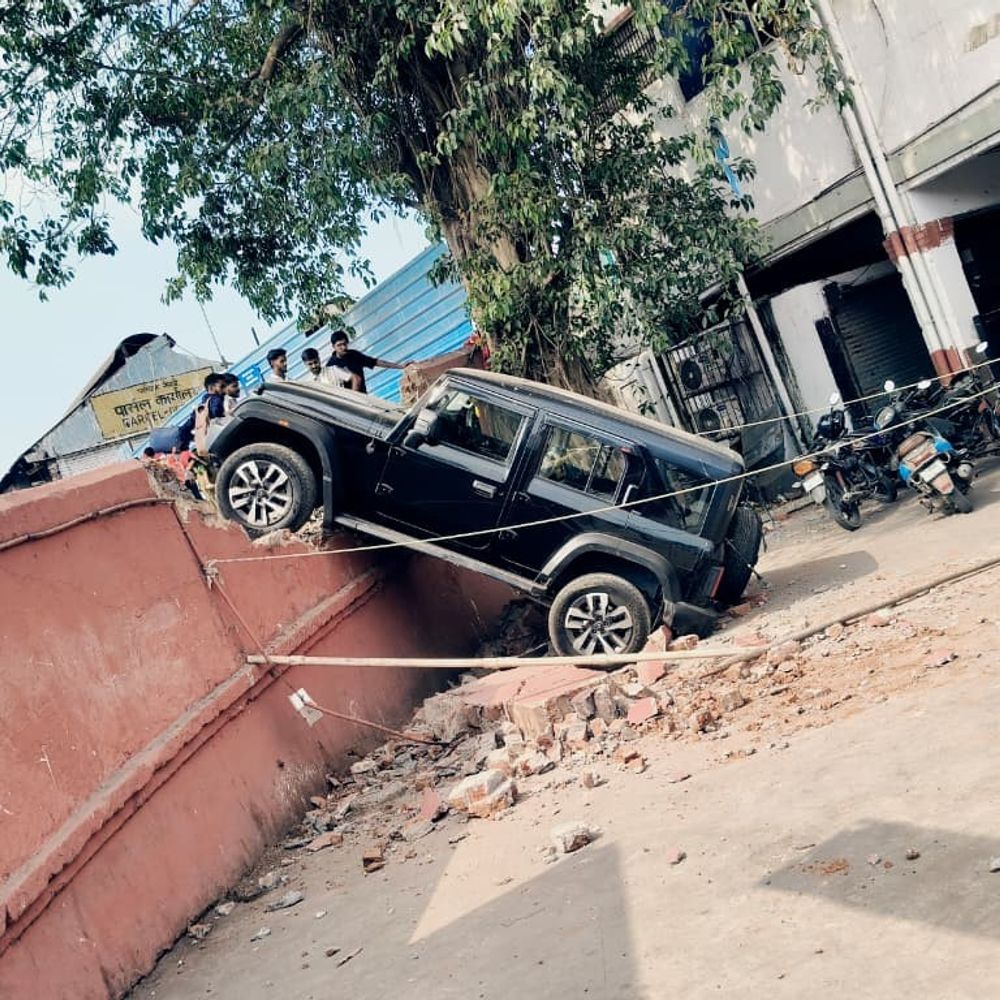 સુરત રેલવે સ્ટેશન પર થાર ‘રોક્સ’નો આતંક, કર્યું શીર્ષાસન:21 વર્ષીય નબીરાએ રિવર્સમાં દીવાલ તોડી પાડી, રેલવે તંત્રએ 22 હજારનો દંડ ફટકારી કોર્ટમાં હાજર થવા નોટિસ આપી