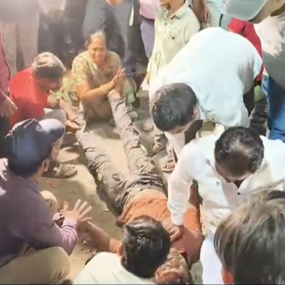 કોંગ્રેસની જાહેર સભા પહેલાં દુર્ઘટના:યુવાનને લાઈનનું કામ કરતા વીજપોલ પર લાગ્યો કરંટ, સારવાર અર્થે હોસ્પિટલ ખસેડાયો