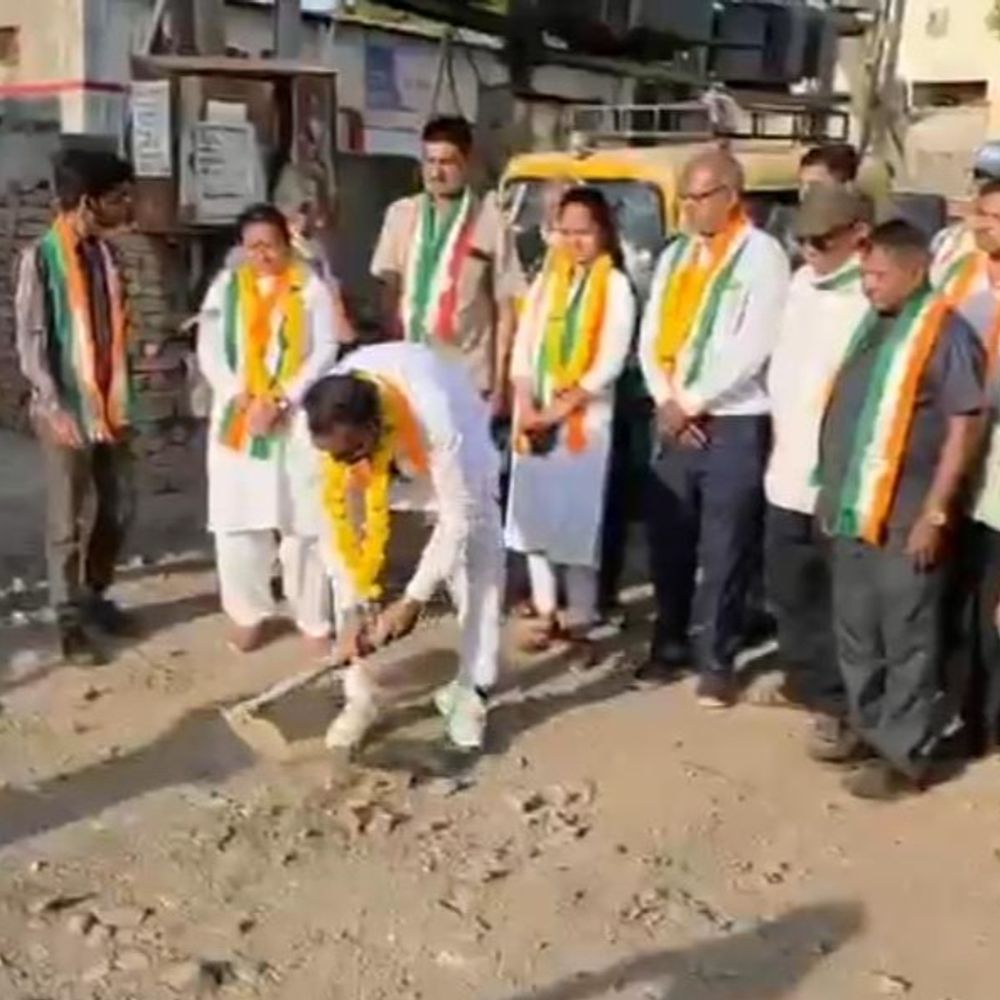 કોંગ્રેસના ઉમેદવારોનો અનોખો પ્રચાર:વોર્ડ-13માં જનતાની હાલાકી જોઈ પાવડો અને તગારું લઈ રોડ રિપેર કરવા મેદાને ઉતર્યા, ઉમેદવારે કહ્યું- વિકાસનાં નામે ભાજપ ઝીરો છે