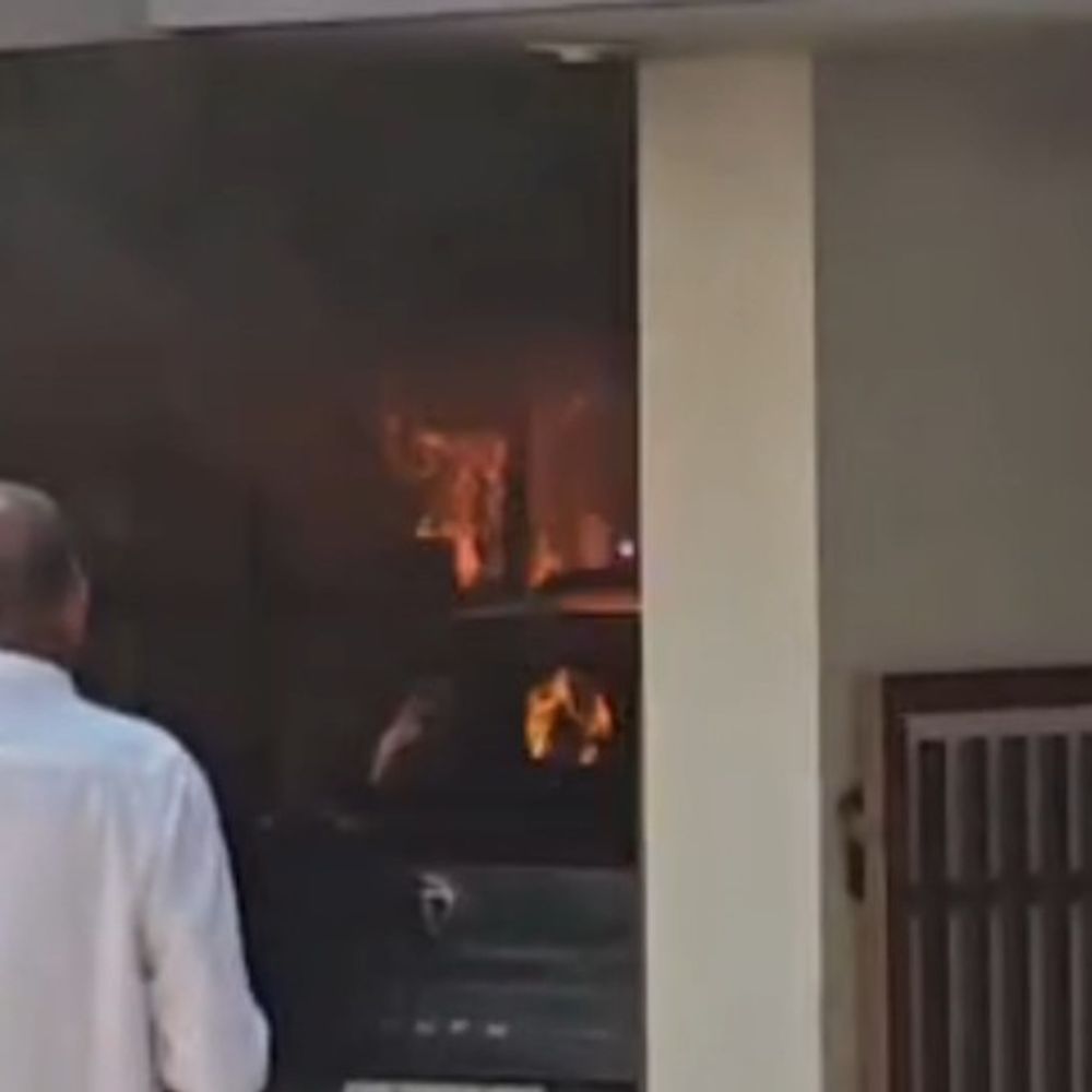 મોરબીમાં એપાર્ટમેન્ટમાં મીટર બોક્સ પાસે આગ:ધડાકા થતાં સ્થાનિકોમાં ભય ફેલાયો, ફાયર વિભાગે આગ પર કાબૂ મેળવ્યો