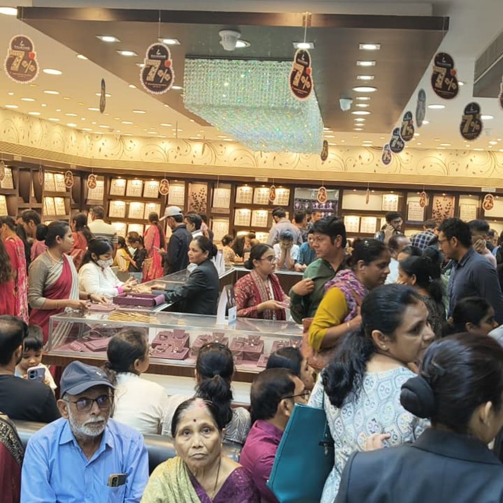 ભરૂચના ગ્રાહકોમાં ખરીદીનો ભારે ઉત્સાહ‎:ભરૂચમાં અખાત્રીજે એક જ દિવસમાં ₹20 કરોડના દાગીનાનું વેચાણ થયું