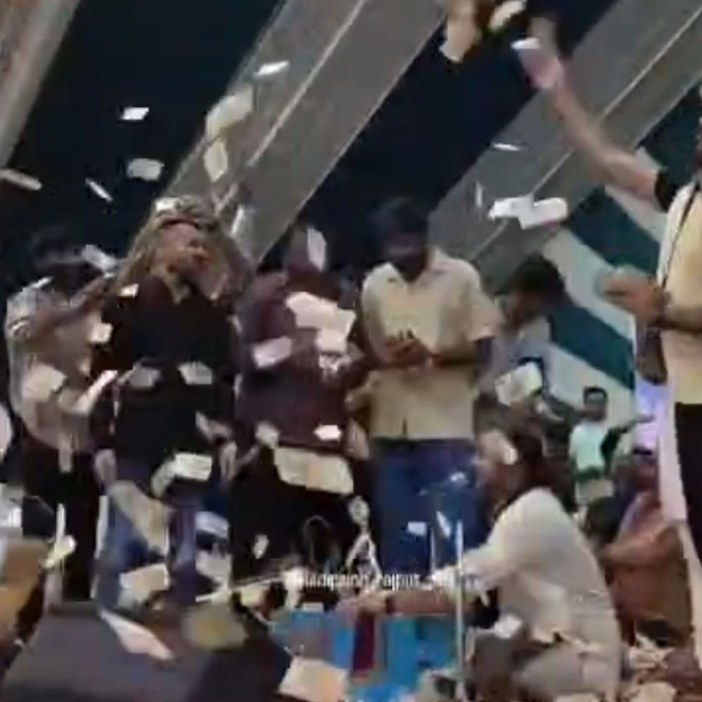 ચોટીલાના નવા સુરજદેવળ ધામમાં ભવ્ય લોક ડાયરો:કિર્તીદાન ગઢવી અને દેવાયત ખવડ પર થયો ડોલર અને સોનાના વર્કવાળી નોટોનો વરસાદ