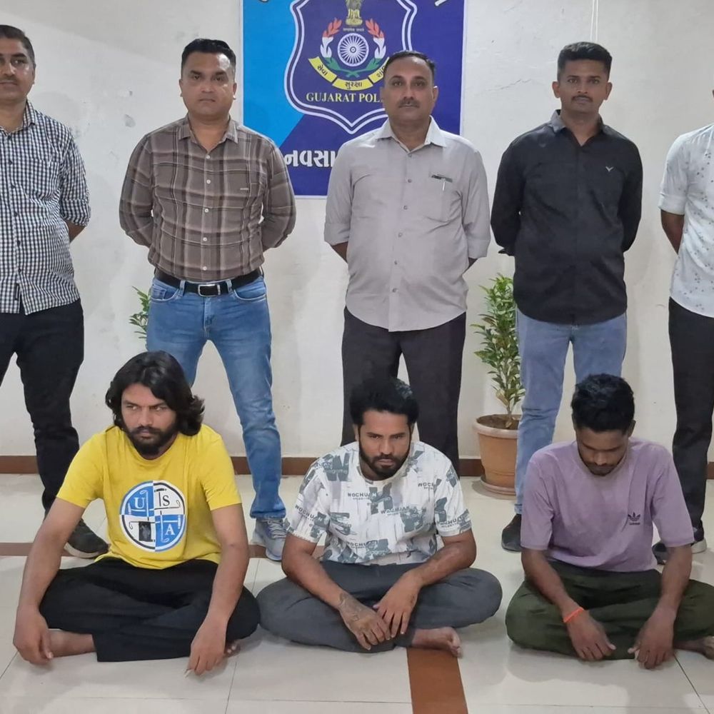નવસારીમાં હુમલાના 3 આરોપી હથિયાર સાથે ઝડપાયા:વિરાવળ નાકા પાસે યુવાન પર જીવલેણ હુમલો કર્યો હતો