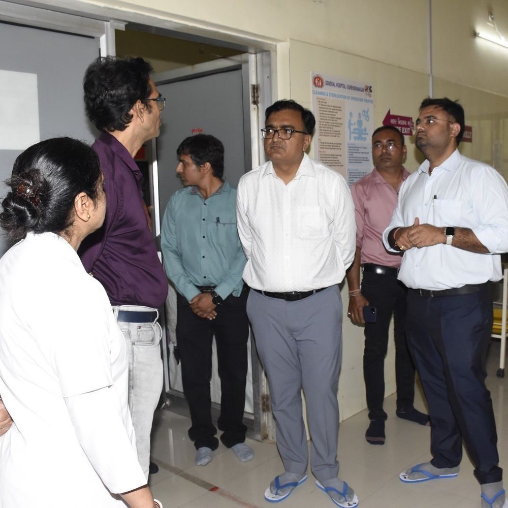 કલેક્ટર જી.એચ. સોલંકીએ હોસ્પિટલની આકસ્મિક મુલાકાત લીધી:વિવિધ વોર્ડ, સેવાઓ અને યોજનાઓના અમલીકરણનું નિરીક્ષણ કર્યું