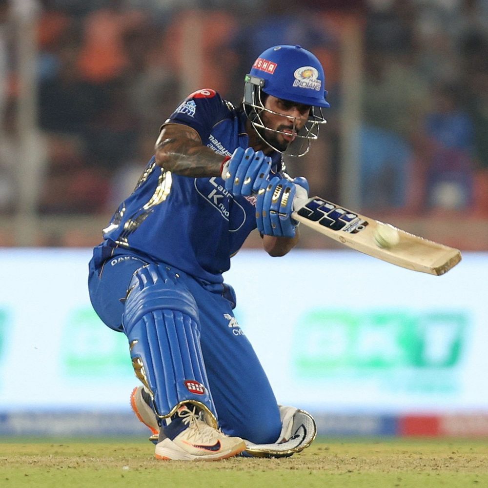 તિલક વર્માએ ગુજરાતના બોલર્સને ધોયા:તેણે અને પંડ્યાએ સાથે મળીને ચોગ્ગા-છગ્ગાઓનો વરસાદ વરસાવ્યો; તિલકે સિક્સ ફટકારીને ફિફ્ટી પૂરી કરી