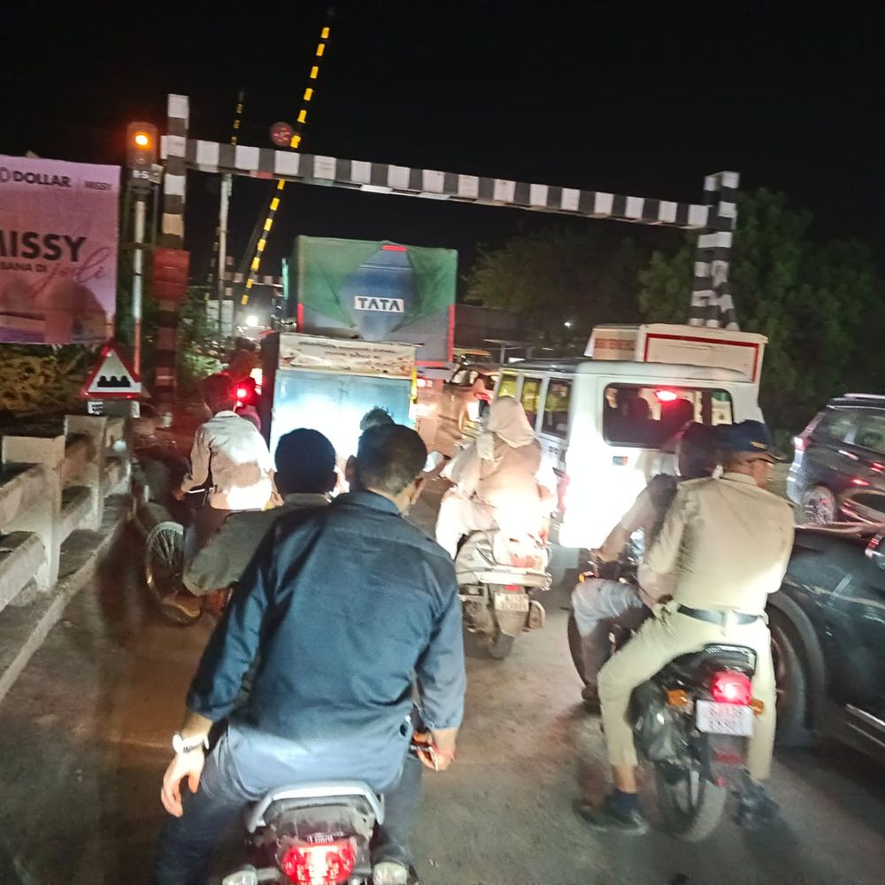 અડધો કલાક ટ્રાફિક જામ:વઢવાણ ગણપતિ ફાટકે એક ફાટક ખૂલ્યું,‎બીજુ થોડે ઉપર જતાજ રિક્ષા પર પડ્યું‎