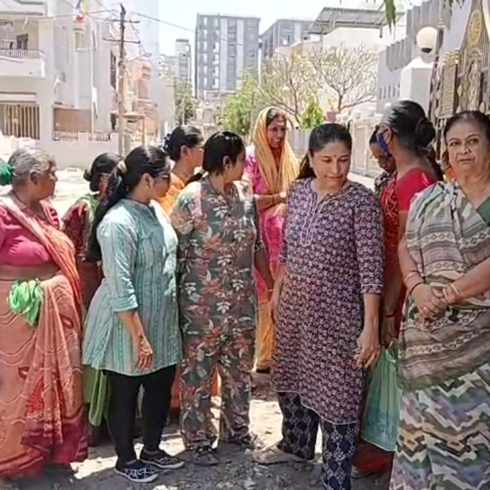 મોરબીના વોર્ડ નં 9 માં મતદારો આકરા પાણીએ:કોઈપણ પાર્ટીના નેતાઓએ સોસાયટીમાં મત માગવા આવવું નહીં; મૂળભૂત સુવિધાઓ ન મળતા પ્રવેશદ્વાર પર બોર્ડ માર્યાં