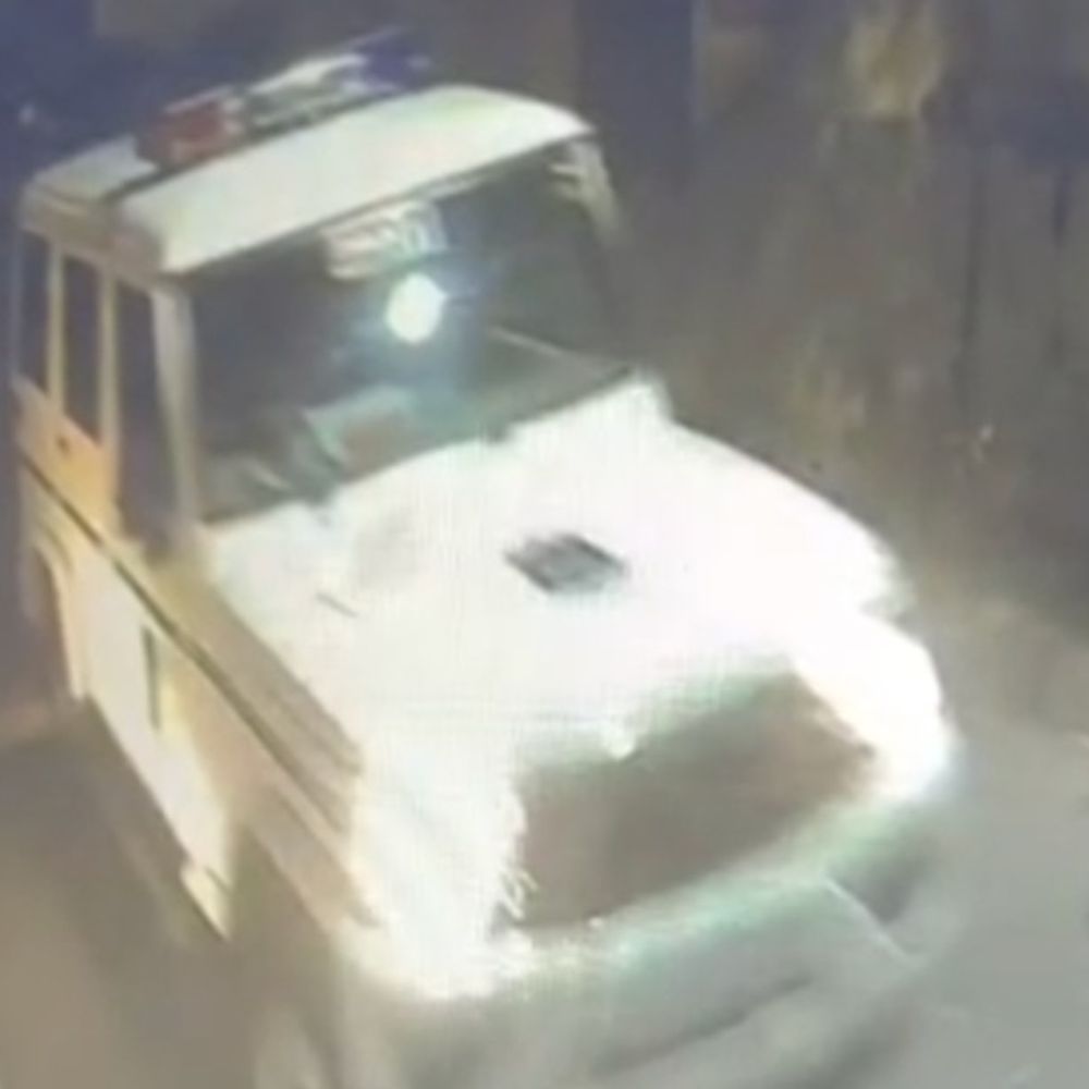 પોલીસની ગાડીમાં ચોરીની પ્લેટને લઈને ડ્રાઈવર રવાના, CCTV:ગણતરીની મિનિટોમાં સફેદ કારની વ્હીલ પ્લેટ કાઢી, આરોપીને પકડવા તંત્રમાં દોડધામ