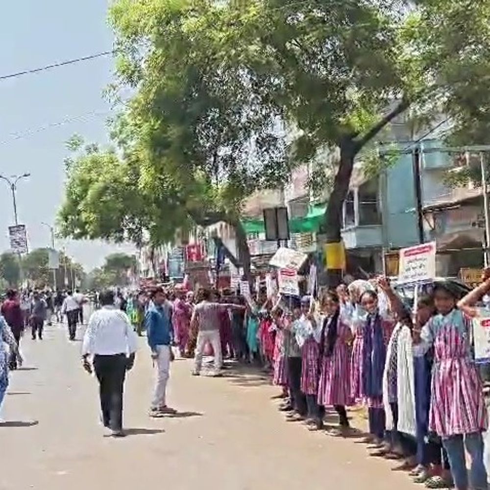 છોટા ઉદેપુરમાં મતદાન જાગૃતિ માટે હ્યુમન ચેઇન બની:કલેક્ટર ગાર્ગી જૈને મતદારોને મતદાન કરવા અપીલ કરી