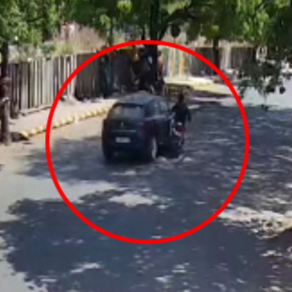 પિતાએ કામધંધો કરવા બાબતે ઠપકો આપતા યુવકનો આપઘાત:એરપોર્ટ ફાટક નજીક પુરપાટ ઝડપે આવતી કારનો ચાલક બાઇકને ઠોકર મારી નાસી છૂટ્યો, સદનસીબે જાનહાની થતા અટકી