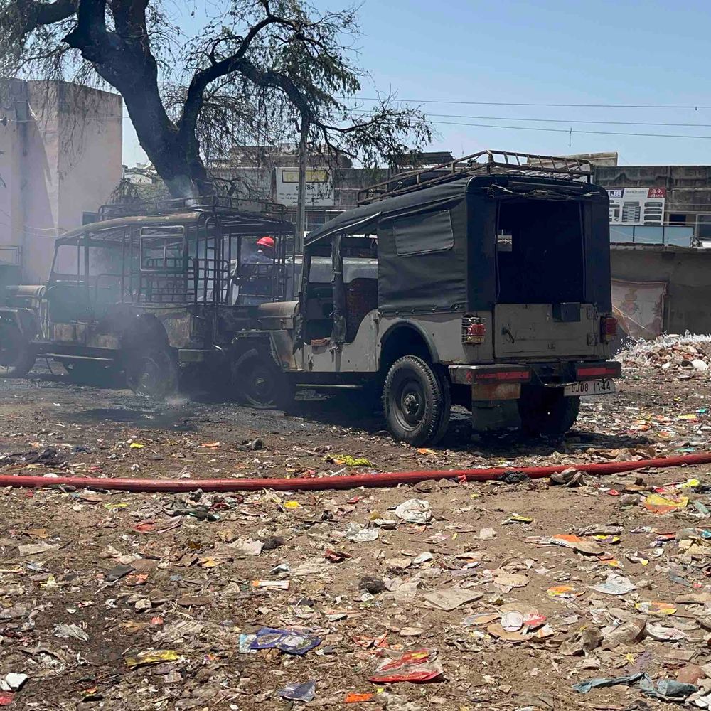 પાલનપુર દિલ્હીગેટ પાસે ખુલ્લા પાર્કિંગમાં વાહનોમાં આગ:એક કાર અને જીપ બળીને ખાખ, ફાયર ટીમે આગ પર કાબૂ મેળવ્યો