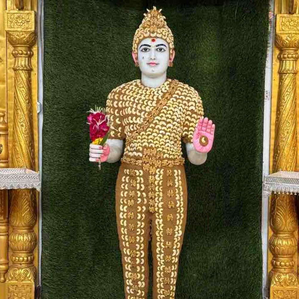 કુમકુમ મંદિરમાં ભગવાનને ચંદનના વાઘા ધરાવાયા:5 કિલો ચંદન 7 દિવસ ઘસીને તૈયાર કરાયા