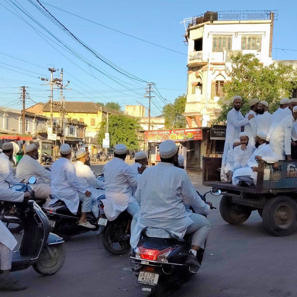 કરુણાંતિકા સર્જાઈ:લીંબડી આગને કારણે યુવાન દંપતીની અંતિમયાત્રામાં સમાજ હિબકે ચડ્યો