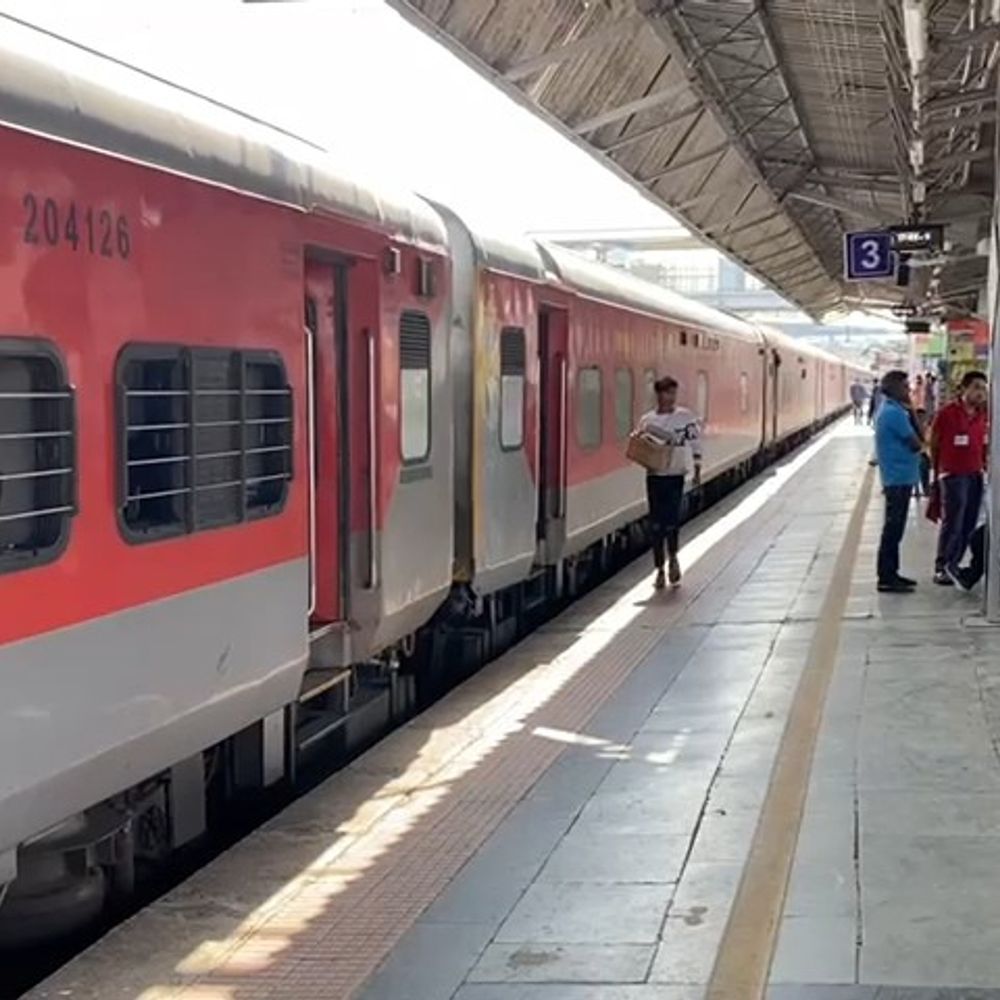 3500થી વધુ લોકો સુરત રેન્જમાં અકસ્માતને ભેટે છે:મોટાભાગના બનાવમાં ચાલુ ટ્રેનમાં બેસવાનો પ્રયાસ કારણભૂત, GRPના DySPની અપીલ- ટ્રેક પર શોર્ટકટ ટાળો, જીવ બચાવો