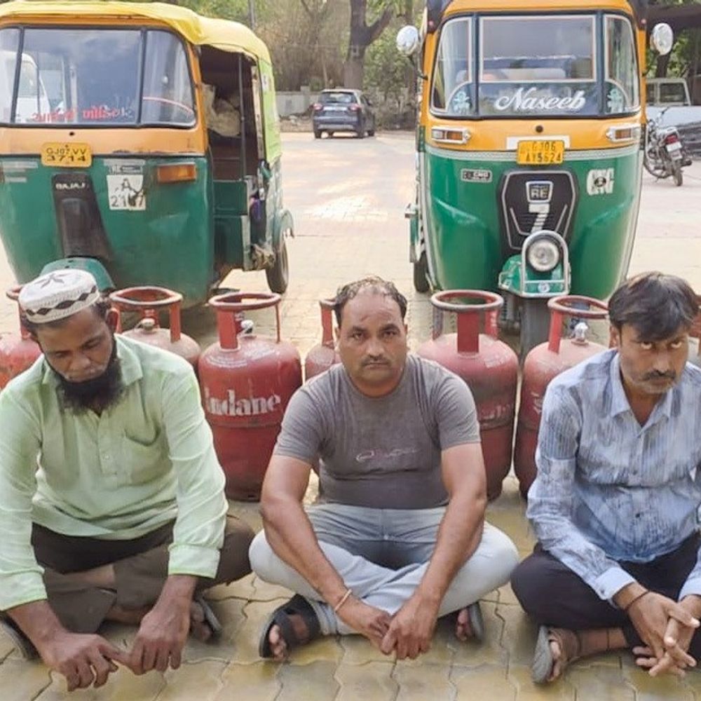 ગોધરામાં ગેરકાયદેસર ગેસ રિફિલિંગ કરતા 3 ઝડપાયા:SOG ટીમે 8 સિલિન્ડર, 2 રીક્ષા સહિત 87 હજારનો મુદ્દામાલ જપ્ત કર્યો