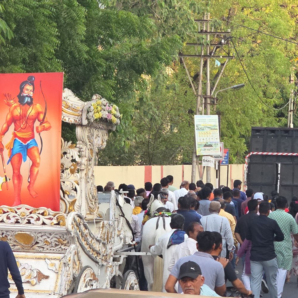 પરશુરામ જન્મોત્સવ શોભાયાત્રાનું સુરેન્દ્રનગરમાં ભવ્ય સ્વાગત:મુસ્લિમ ભાઈઓએ પુષ્પવર્ષા કરી કોમી એકતાનો સંદેશ આપ્યો