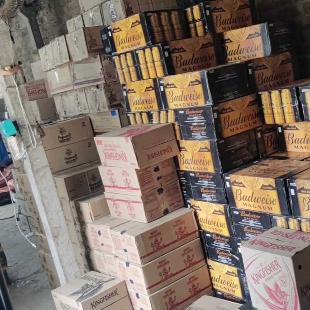 દમણ પોલીસે કડૈયામાં બે સ્થળે દરોડા પાડ્યા:₹19 લાખથી વધુનો વિદેશી દારૂ જપ્ત કર્યો