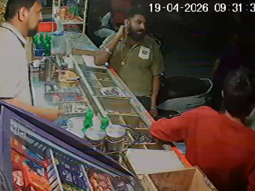 અમરેલીમાં ધંધૂકા જેવો બનાવ, CCTV:બીનાકા ચોકમાં પાનની દુકાને ઊભેલા શખસને એક્ટિવા ટકરાવ્યું, ઠપકો આપતા છરીના 3 ઘા ઝિંક્યા