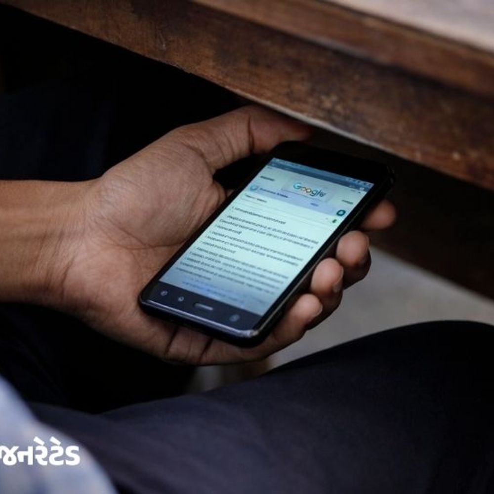 સુરતમાં PSIની પરીક્ષામાં ચોરી, ઉમેદવારે 'સ્પાઈડરમેન' સ્ટાઈલમાં કર્યું પ્લાનિંગ:એક્ઝામ પહેલા સ્કૂલનો 10 ફૂટનો દરવાજો કૂદી બેંચ નીચે મોબાઈલ ચોટાડ્યો પણ 'ગુંદર' દગો દઈ ગયો