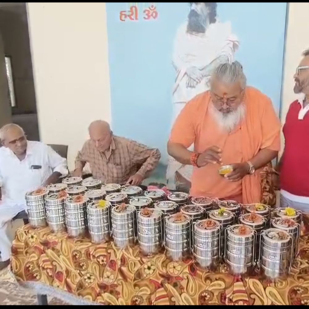 ગુપ્તપ્રયાગ આશ્રમે નિઃશુલ્ક ટિફિન સેવા શરૂ:મુક્તાનંદબાપુની પ્રેરણાથી ઉના, દીવ, દેલવાડા વિસ્તારમાં લાભ મળશે