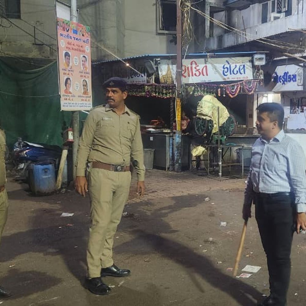 જામનગરમાં ચૂંટણી પૂર્વે પોલીસનું મેગા કોમ્બિંગ:DYSP ઝાલાના નેતૃત્વમાં સંવેદનશીલ વિસ્તારોમાં સઘન પેટ્રોલિંગ