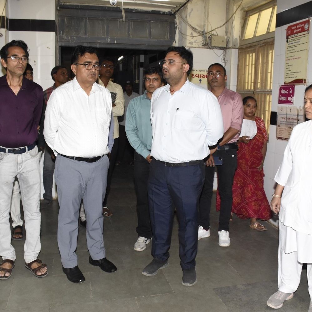 કલેક્ટર સોલંકીએ મહાત્મા ગાંધી હોસ્પિટલની આકસ્મિક મુલાકાત લીધી:આરોગ્ય સેવાઓ, યોજનાઓનું નિરીક્ષણ કરી સુવિધાઓ સુધારવા તાકીદ કરી
