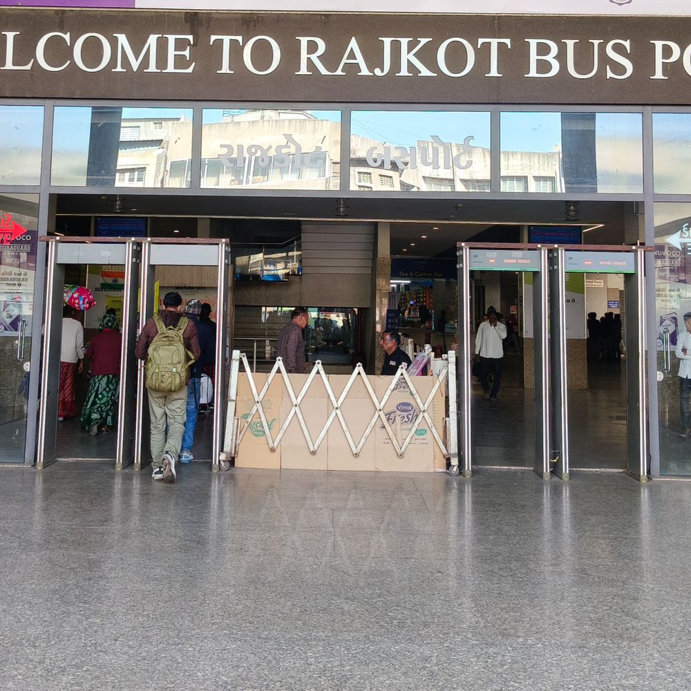 "બસ સ્ટેશનની લિફ્ટમાં ફસાઈ ગયા, ઈમરજન્સી બટન બંધ છે":રાજકોટના આધુનિક બસપોર્ટની લિફ્ટ બંધ થતા 4 લોકો જીવ બચાવવા કરગર્યાનો વીડિયો વાયરલ, સદનસીબે જાનહાનિ ટળી