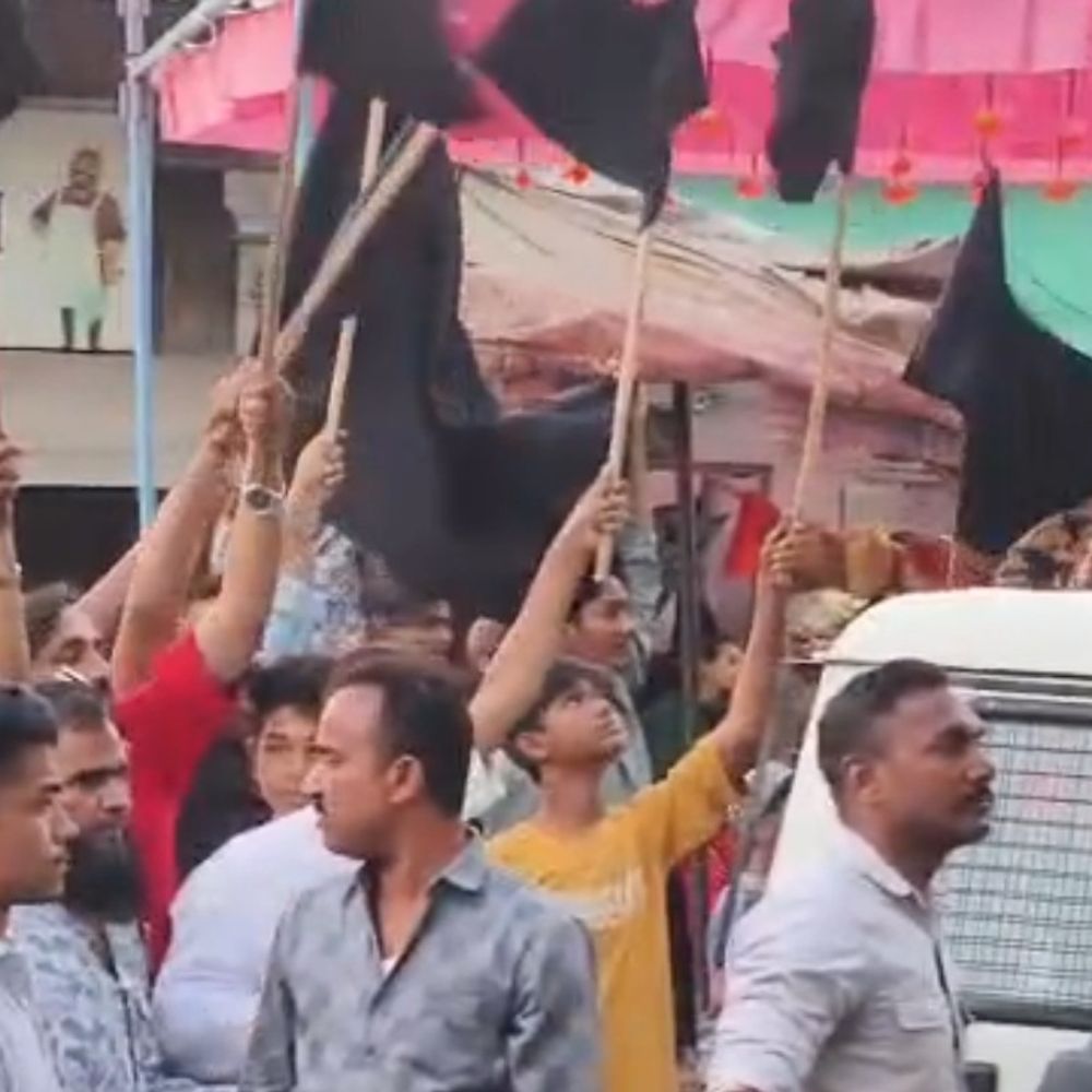 મેવાણીને કાળા ઝંડા બતાવ્યા, હાય હાયના નારા લાગ્યા:સરસપુર-રખિયાલ વોર્ડમાં કોંગ્રેસના જ કાર્યકર્તાઓએ સ્ટાર પ્રચારકનો વિરોધ કર્યો