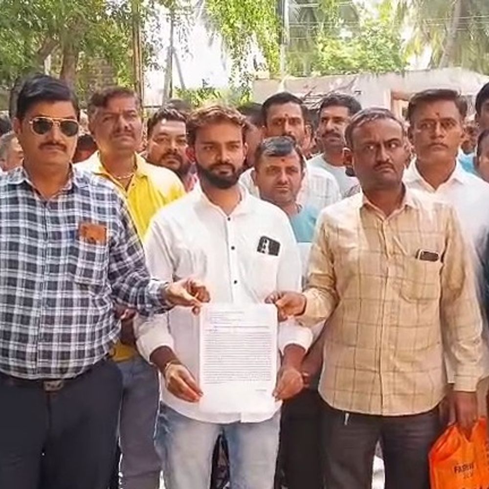 રત્નદીપ યોજનામાં સહાય ન મળતા કલેક્ટરને આવેદનપત્ર અપાયું.:જૂનાગઢના રત્નકલાકારોમાં ઉગે રોષ; 2892 માંથી માત્ર 676 ને જ સહાય મળતા કલેક્ટરને અપાયું આવેદનપત્ર, ટેકનિકલ ભૂલો સુધારવા તક આપવા માંગ.​