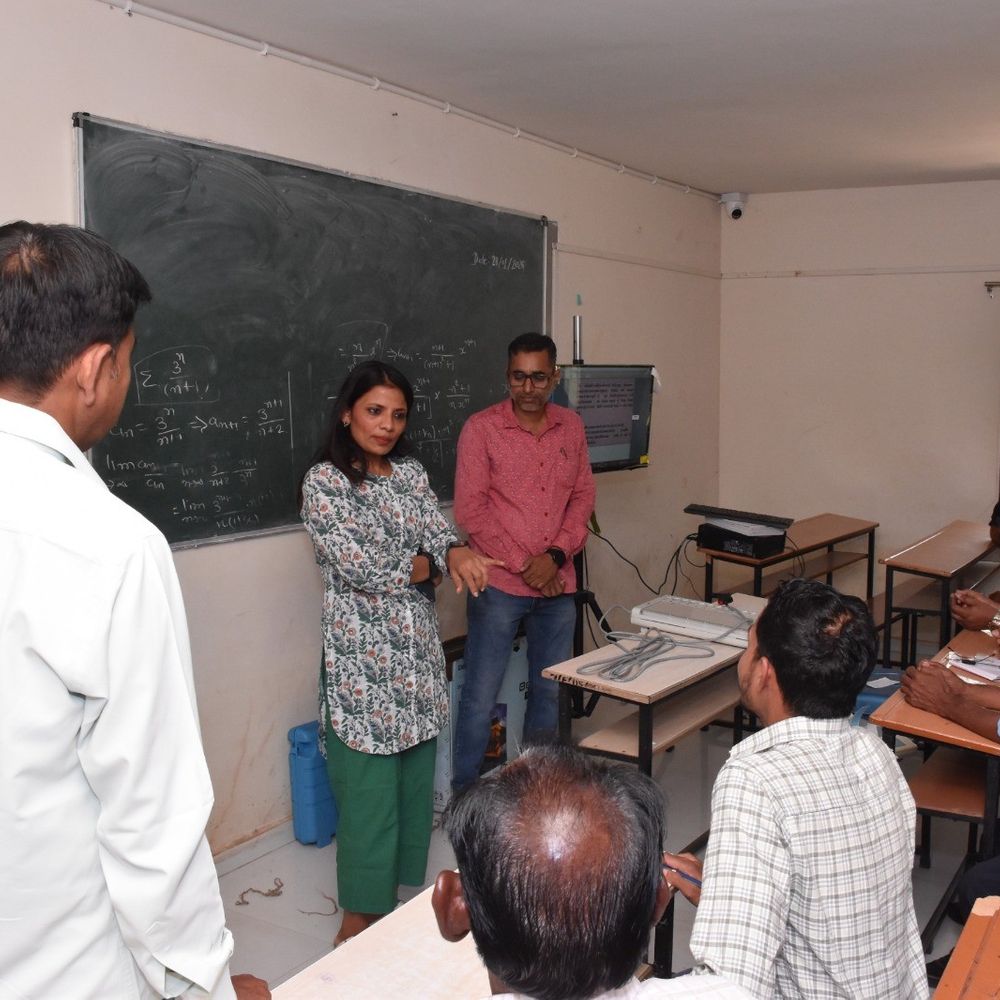 લુણાવાડામાં ચૂંટણી સ્ટાફની તાલીમ યોજાઈ:સ્થાનિક સ્વરાજની ચૂંટણી માટે કલેક્ટર સાગરે માર્ગદર્શન આપ્યું