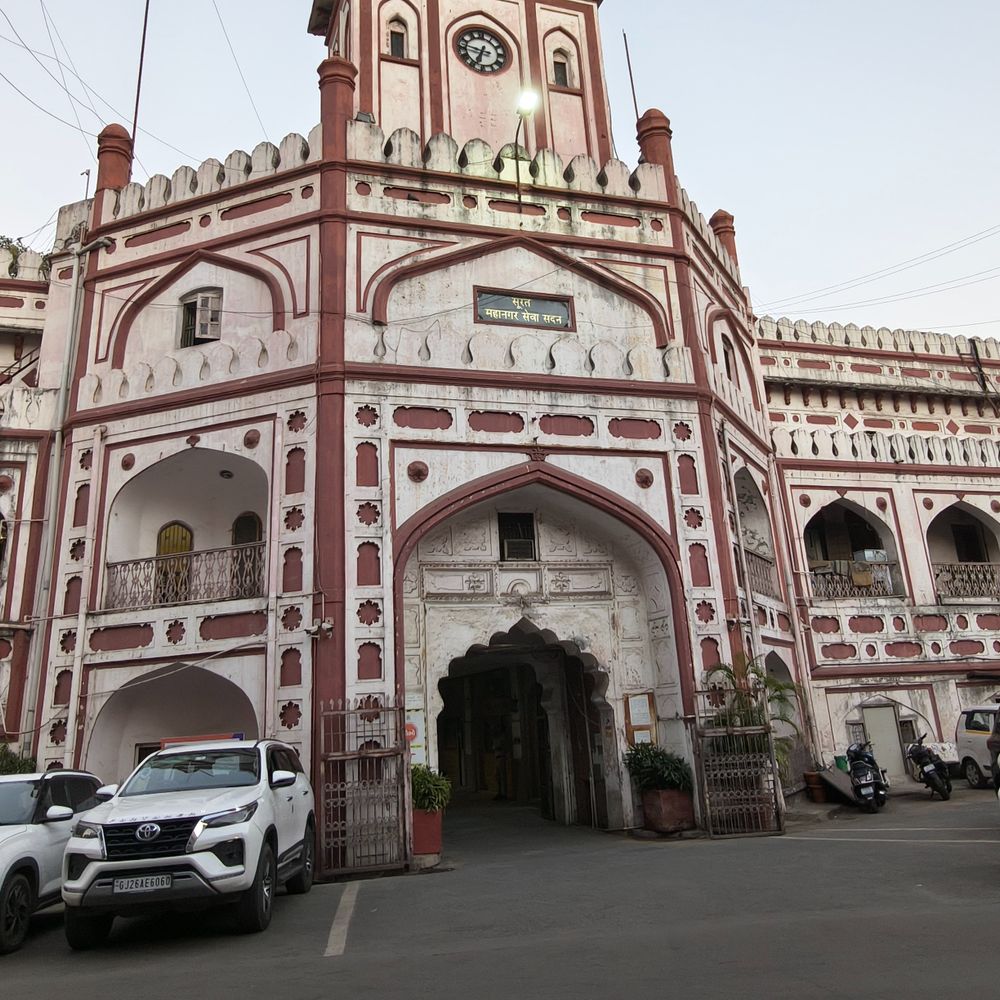 ચૂંટણી કાર્યમાં બેદરકારી દાખવનાર BLO સામે લાલ આંખ:કામરેજ પોલીસે વોરંટ ઈસ્યુ કરી કર્મચારીને ફરજ પર હાજર કર્યો