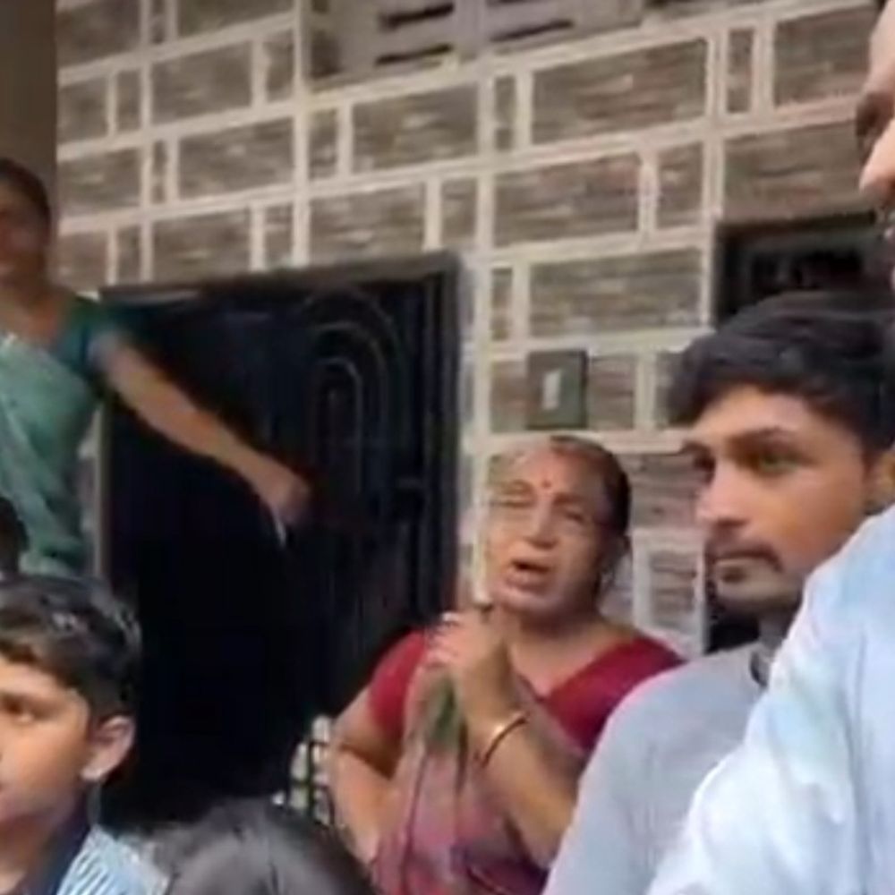 સુરત મનપા ચૂંટણી ટાણે 'વિકાસ'ની પોલ ખુલી:પીવાના પાણી માટે ટળવળતા રહીશોએ AAP નેતા સમક્ષ ઠાલવ્યો આક્રોશ, કહ્યું-4 દિવસથી ટીપું પાણી નથી આવ્યું