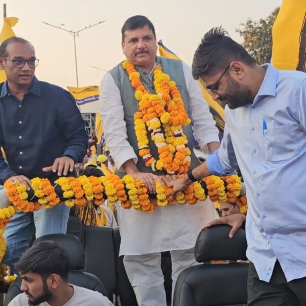 સુરતમાં પાટિલના ગઢમાં AAPનો રોડ શો:રાષ્ટ્રીય નેતા સંજય સિંહે કહ્યું-ભાજપનું મનપાઓમાં 200 કરોડનું ફંડિગ કૌભાંડ; આખી રાષ્ટ્રીય પાર્ટી પર માત્ર 1 કરોડનો હવાલાનો આરોપ?: ગોપાલ