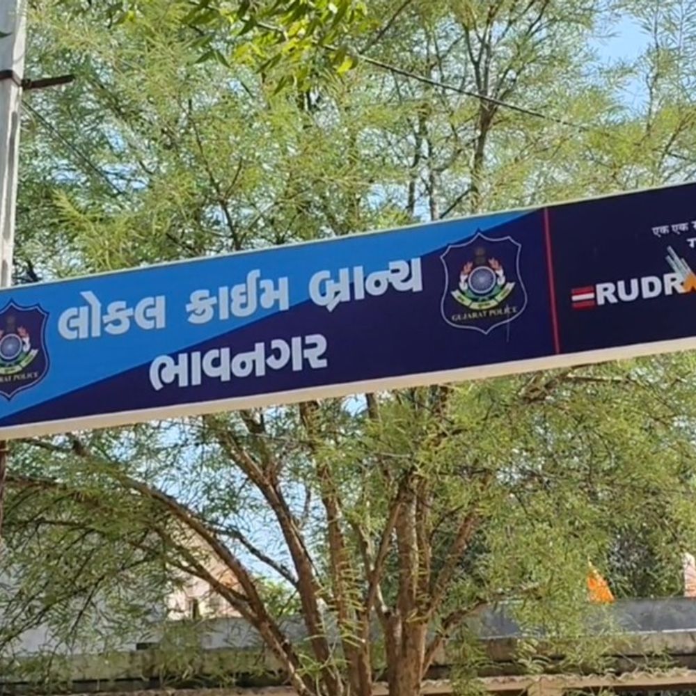 17 વર્ષથી ફરાર બે આરોપી ઝડપાયા:ભાવનગર એલસીબીએ ઉત્તર પ્રદેશના બલિયામાંથી બંને આરોપીને દબોંચ્યા