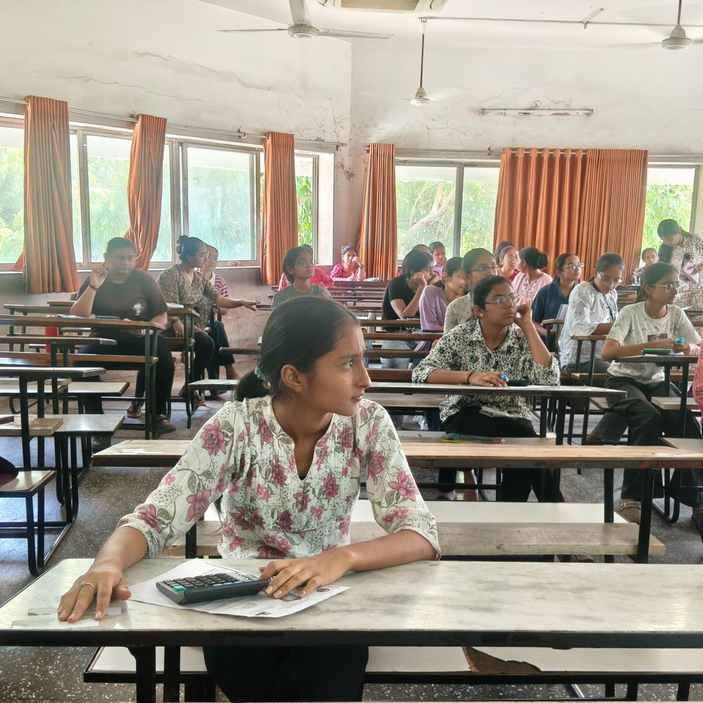 સૌરાષ્ટ્ર યુનિ.નો છબરડો, M.Ed. સેમ.2નું પેપર કાઢતા ભૂલાઈ ગયું:155 વિદ્યાર્થીઓની એક કલાક મોડી પરીક્ષા શરૂ થઈ, અલગ અલગ ડીપાર્ટમેન્ટના 51836 વિદ્યાર્થીઓની પરીક્ષા શરૂ