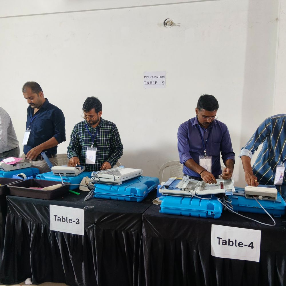 ચૂંટણીને લઈ EVMની ચકાસણી:આનંદનગરમાં કોર્પોરેશનના કોમ્યુનિટી હોલમાં બેટરી, કંટ્રોલ યુનિટ, બેલેટ યુનિટ તપાસી સીલ કરી સ્ટ્રોંગ રૂમમાં રખાયા