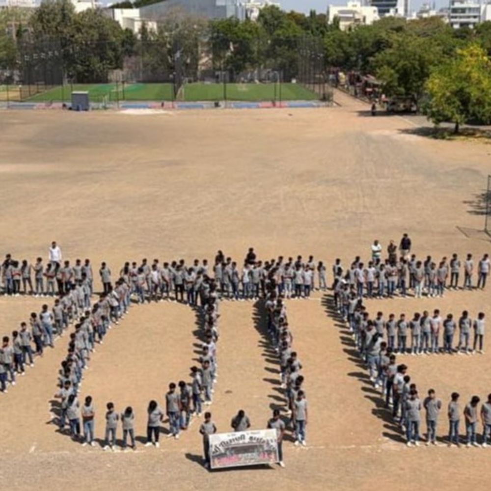 એક મતની તાકાત સમજાવતા વિદ્યાર્થીઓ:રાજકોટની વિરાણી હાઈસ્કૂલના વિદ્યાર્થીઓએ માનવ સાંકળથી રચ્યું 'VOTE', પરિવારોમાં 100 ટકા મતદાન કરાવવા લીધા શપથ