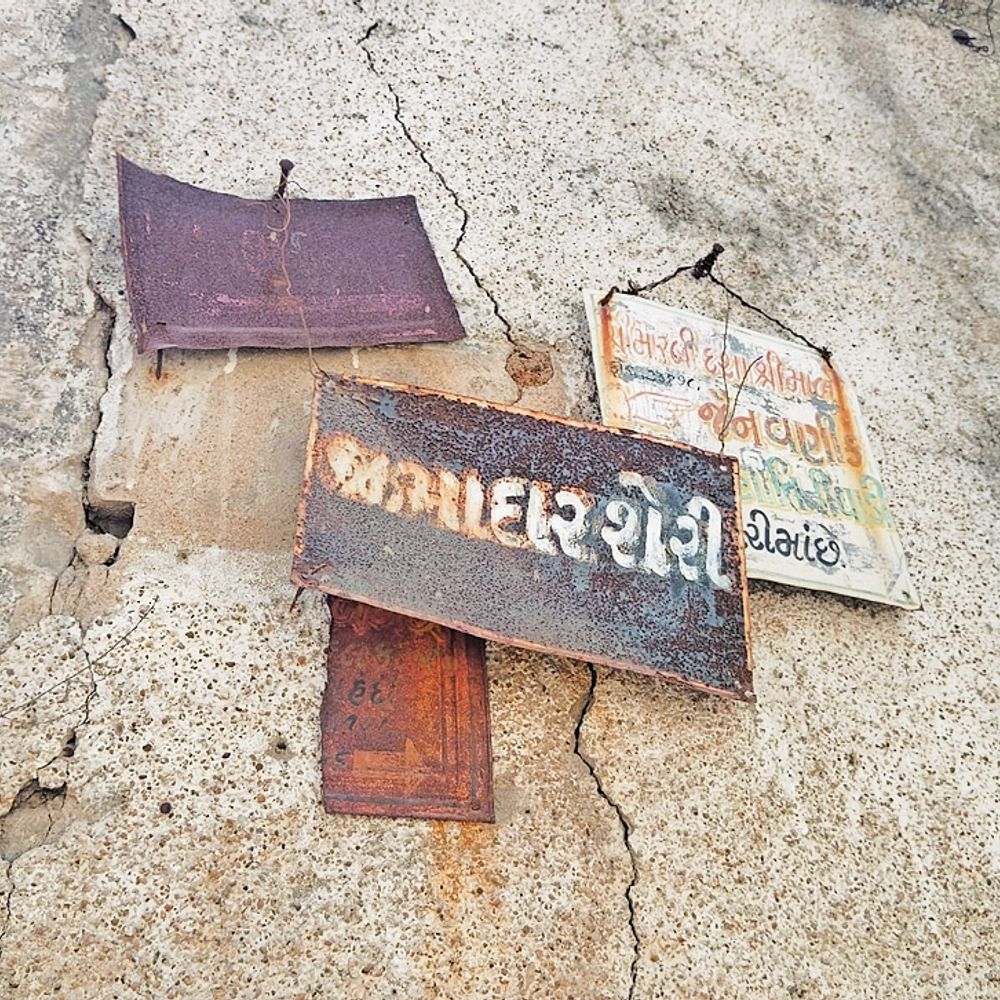 મુસાફરોને ભારે પરેશાની‎:મોરબી શહેરના મુખ્ય રસ્તા, શેરી તથા ગલીઓના નામ દર્શાવતા બોર્ડના રૂપ-રંગને બદલવા હવે જરૂરી