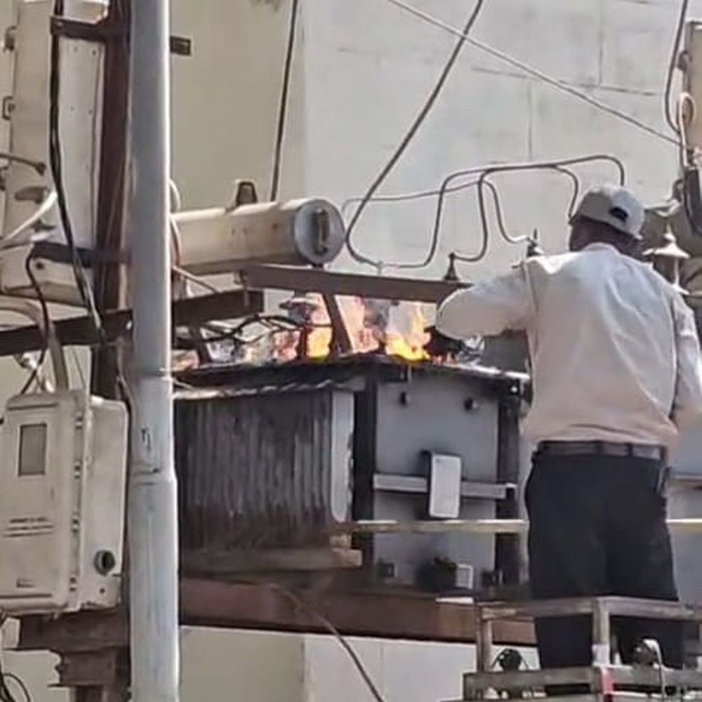 મોટી દુર્ઘટના ટળી:શહેરમાં ટ્રાન્સફોર્મરમાં આગથી દોડધામ, વીજ પુરવઠો ખોરવાતા સ્થાનિક લોકોમાં દેકારો બોલી ગયો‎