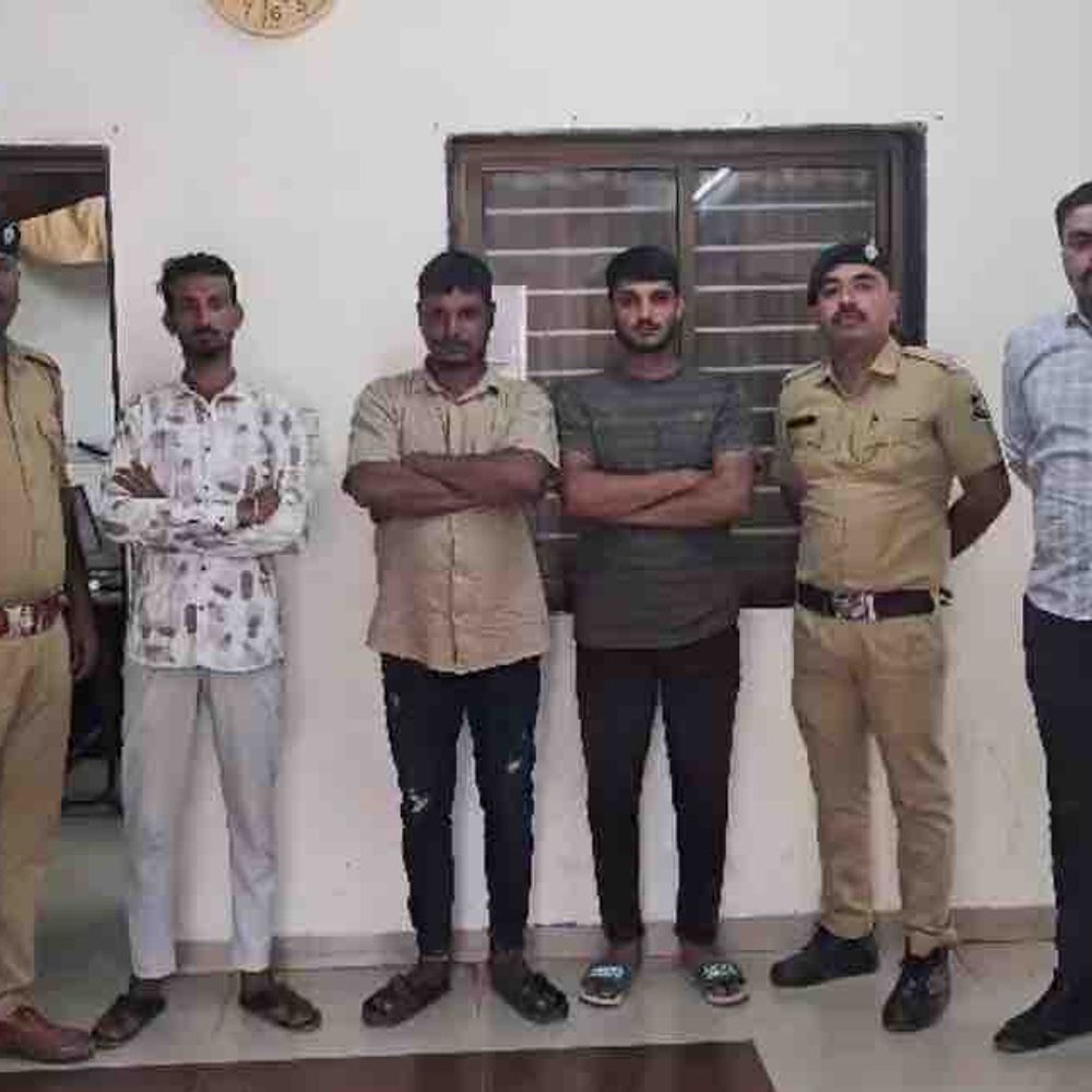 અમરેલીમાં પાનની દુકાન પર છરી હુમલો:CCTV ફૂટેજ વાઈરલ થયા બાદ પોલીસે ત્રણેય આરોપીને ઝડપ્યા