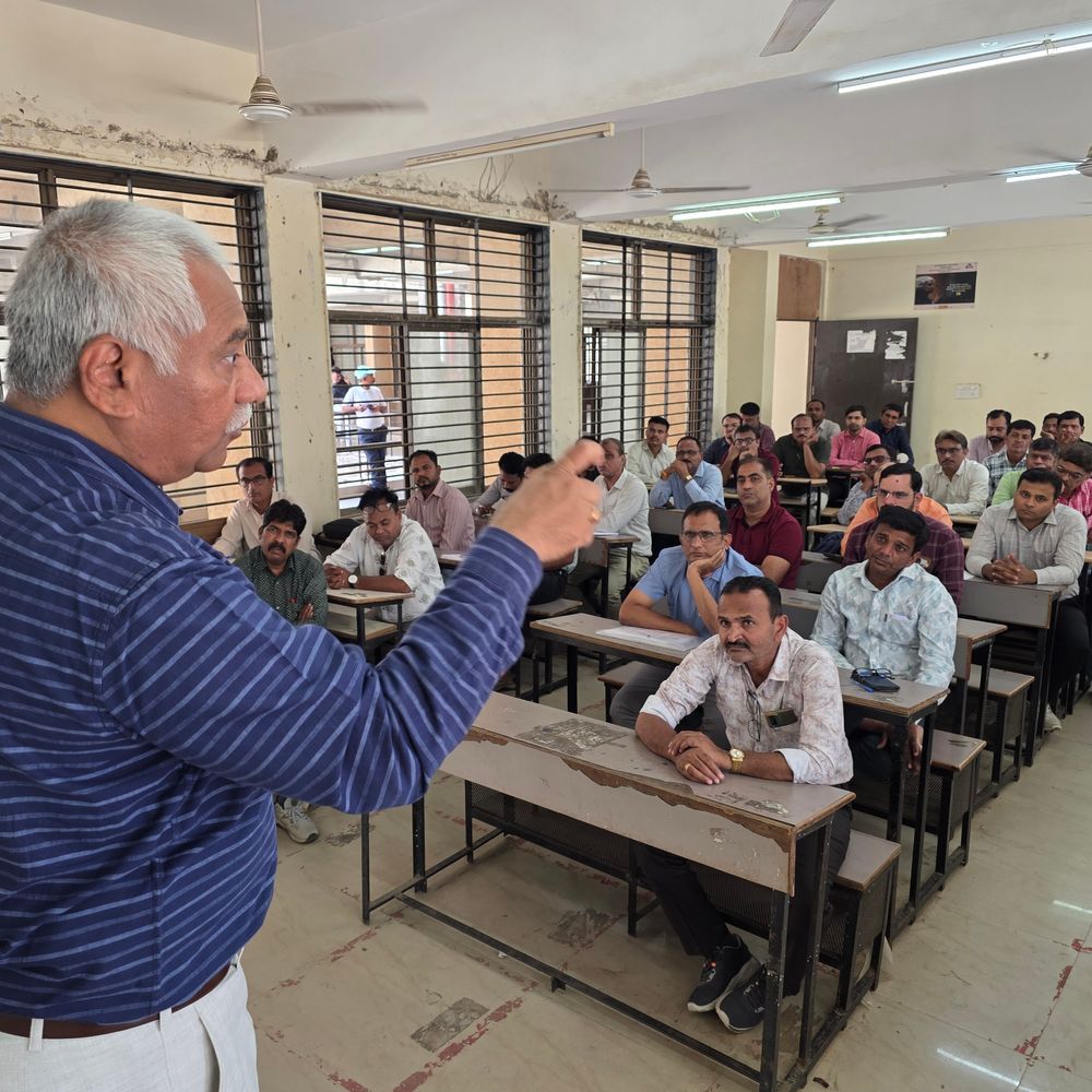 હિંમતનગર: ચૂંટણી માટે PR, APR, FPO ને તાલીમ અપાઈ:પોલીટેકનીક કોલેજમાં મતદાન મથકની કામગીરી શીખવાડાઈ