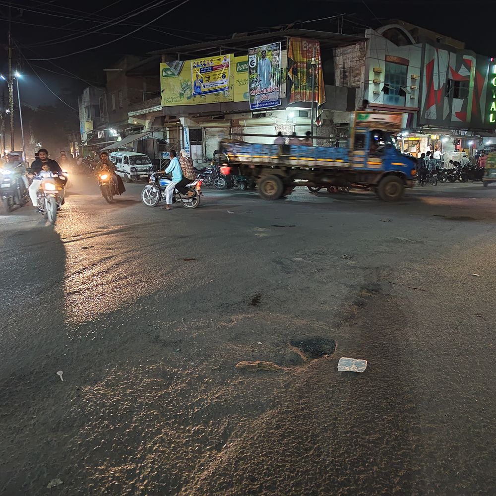 ગોધરામાં સર્કલ હટાવતા અકસ્માતો વધ્યા:મેડ વિસ્તારમાં પેટ્રોલ પંપ પાસે સ્થાનિકોએ ફરી સર્કલ બનાવવાની માગ કરી