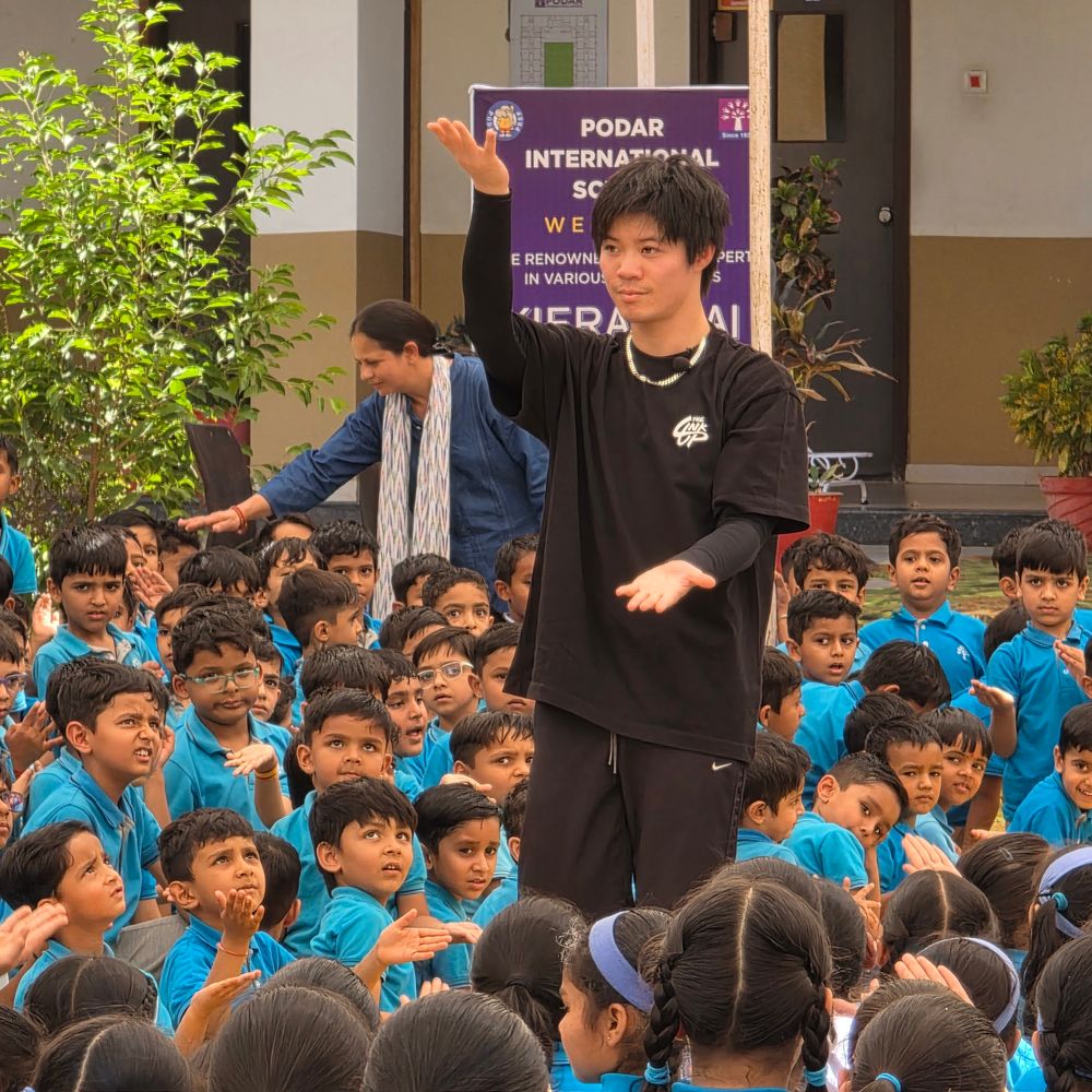 પોદ્દાર સ્કૂલમાં ઇંગ્લેન્ડના કિરણ લેઈએ ડાન્સ શીખવ્યો:વિદ્યાર્થીઓને ફ્રીસ્ટાઇલ ડાન્સના સ્ટેપ્સ અને ટેકનિક્સ શીખવાડ્યા