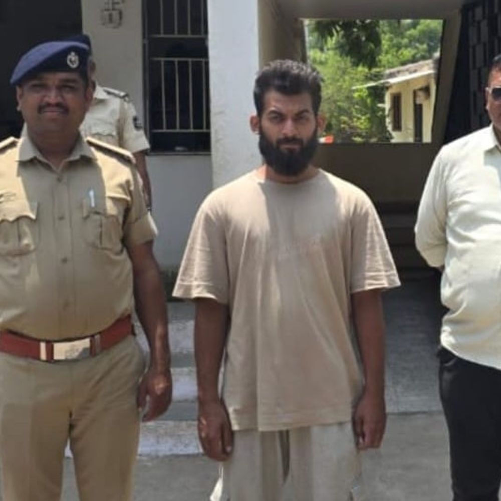 કુકરમુંડા પોલીસે મુંબઈના સાયબર ઠગને ઝડપ્યો:ઓનલાઈન ગિફ્ટ હેમ્પરના નામે રૂ. 2.50 લાખની છેતરપિંડી આચરી