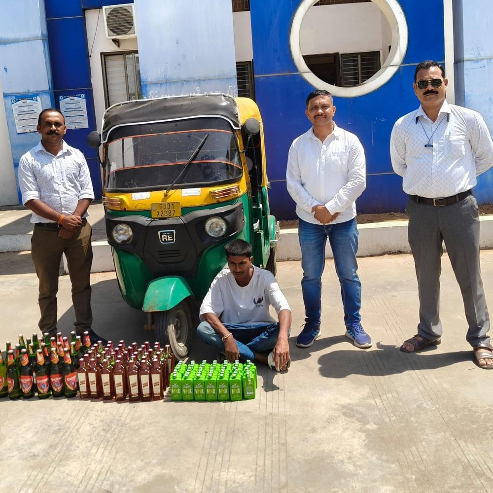 હિંમતનગરમાં રિક્ષામાંથી વિદેશી દારૂ ઝડપાયો:એકની ધરપકડ, ₹1.22 લાખનો મુદ્દામાલ જપ્ત કરાયો